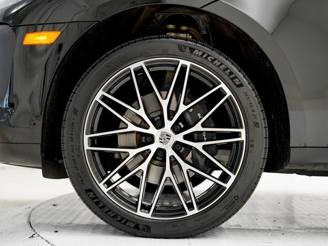Certified 2025 Porsche Macan image 30