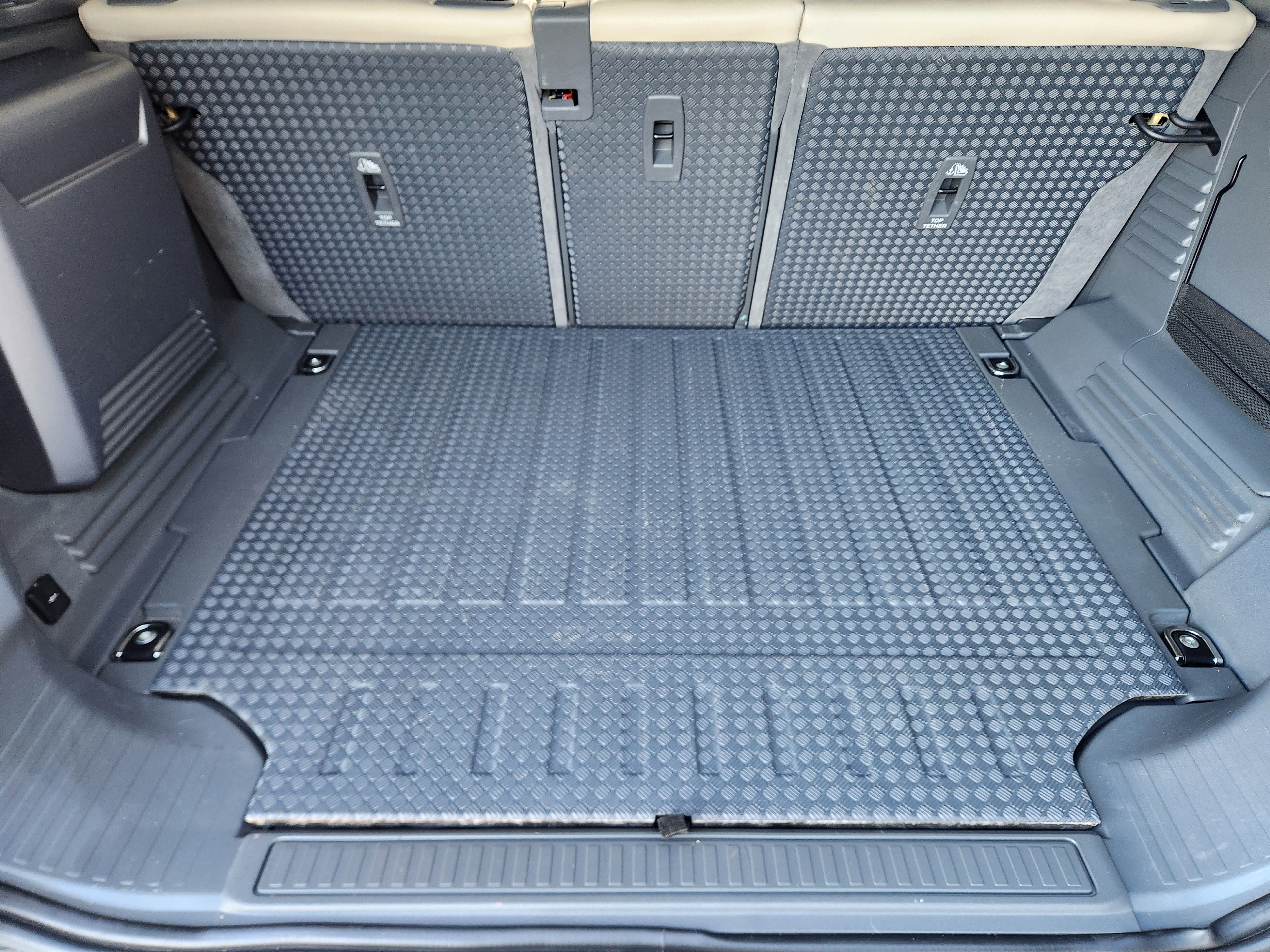 Used 2021 Land Rover Defender 110 SE image 35