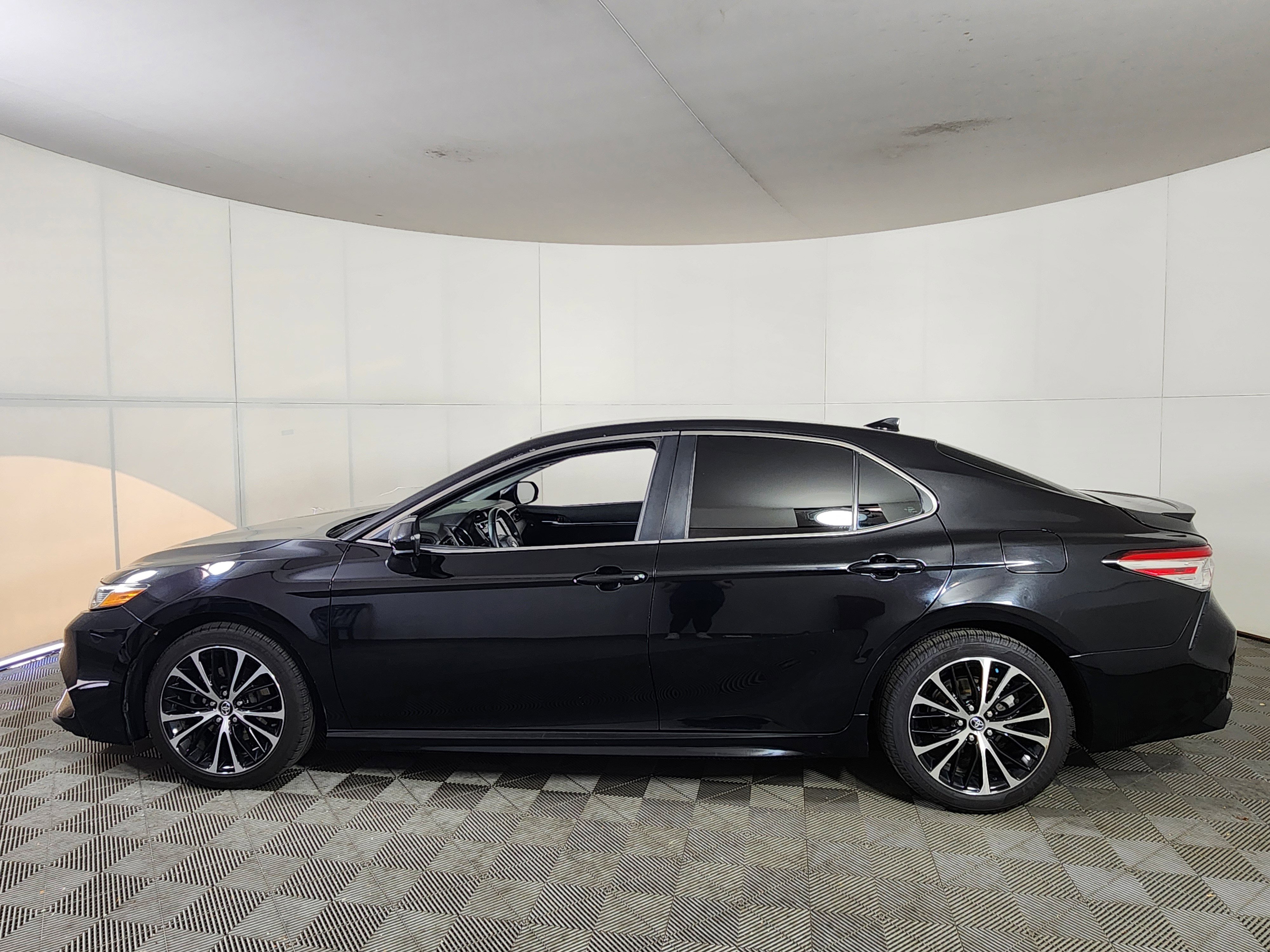 Used 2020 Toyota Camry SE FWD image 4