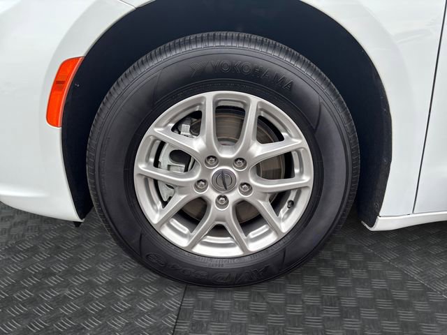 Used 2024 Chrysler Pacifica Touring image 14