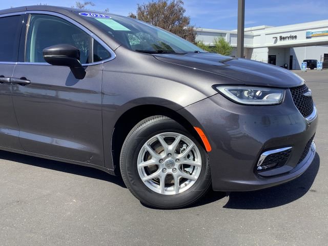 Used 2023 Chrysler Pacifica Touring-L image 3