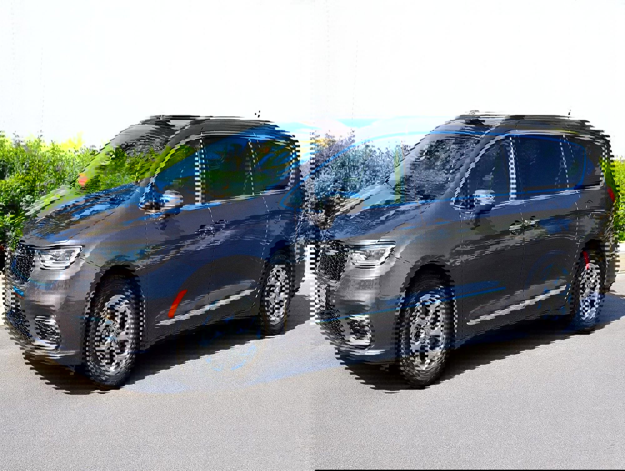 Used 2022 Chrysler Pacifica Limited image 1
