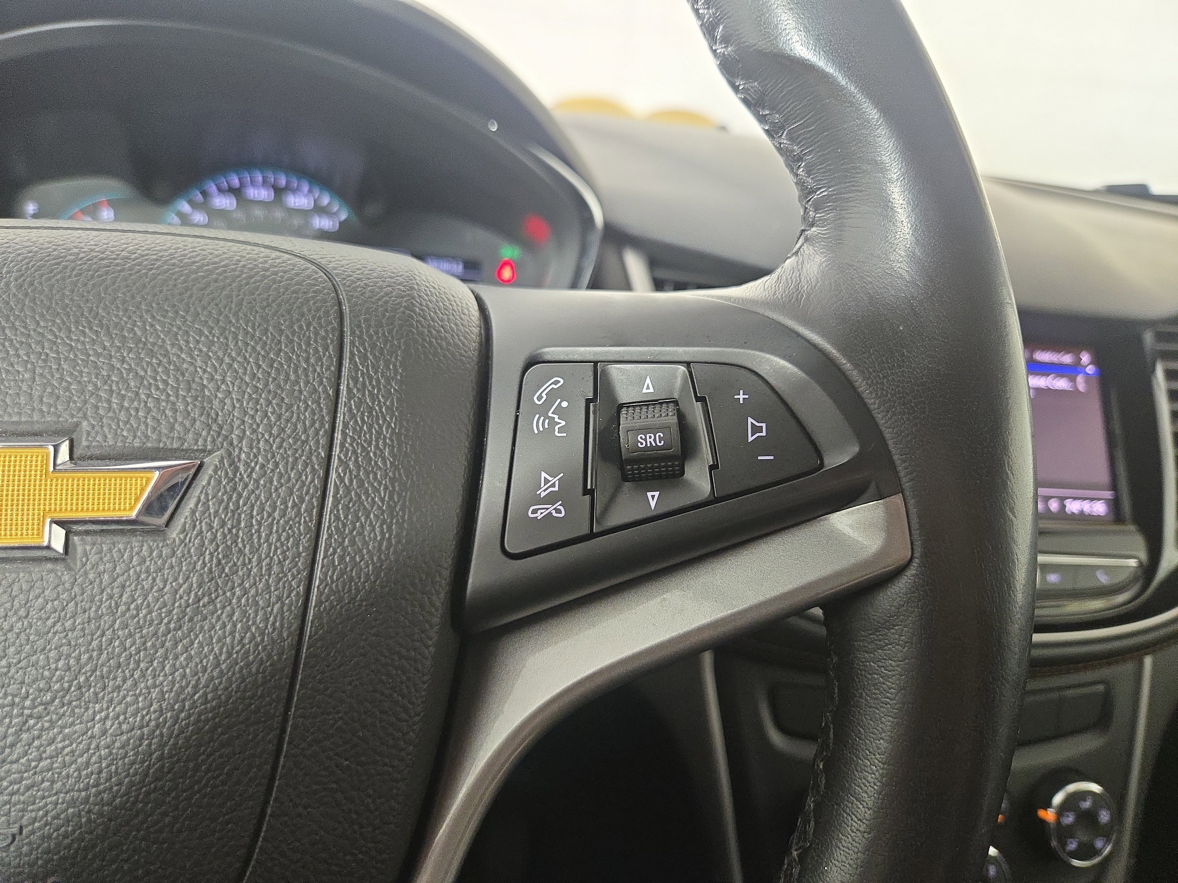 Certified 2022 Chevrolet Trax LT w/ Midnight Edition image 16