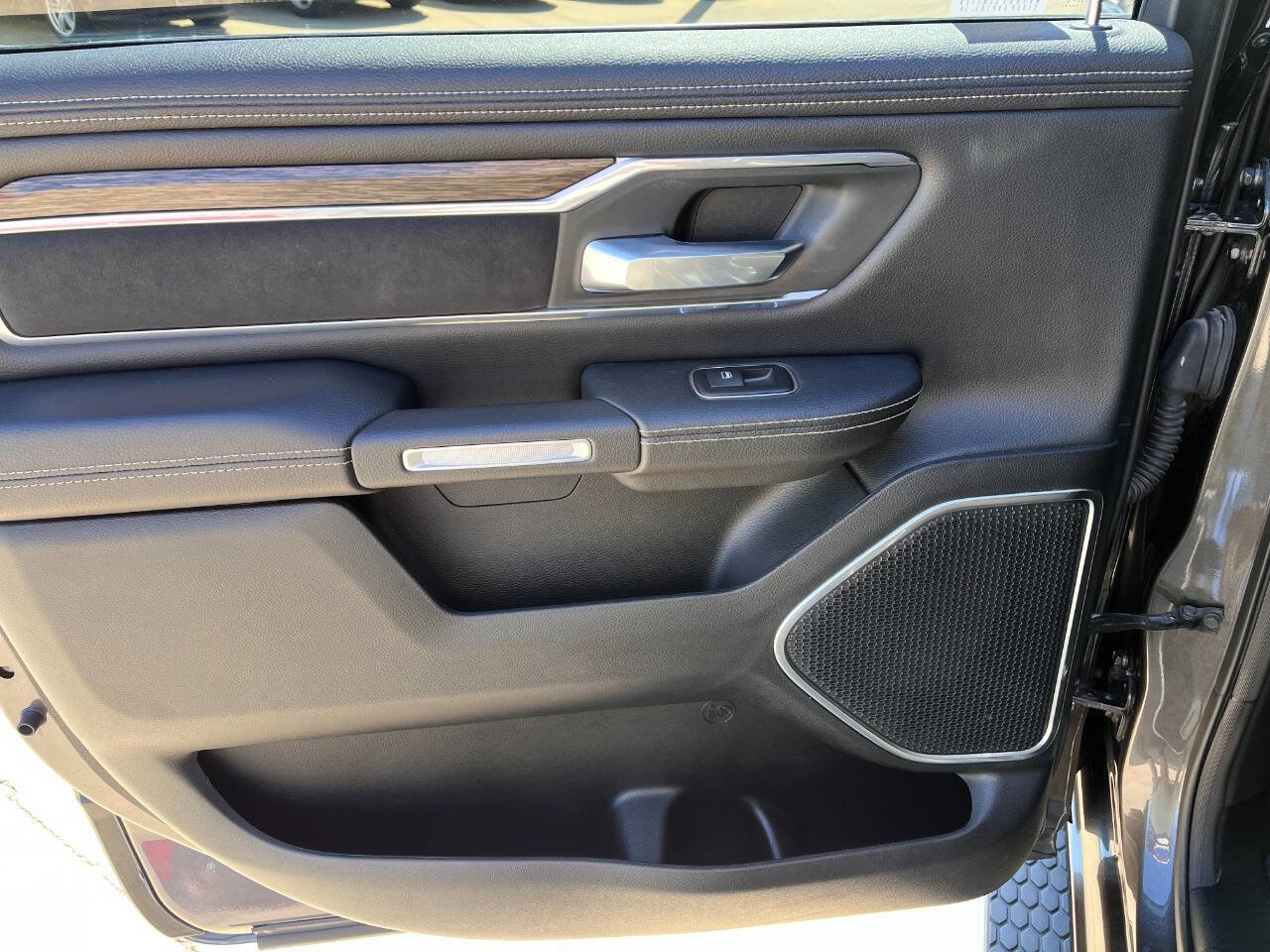 Used 2019 RAM 1500 Laramie image 17