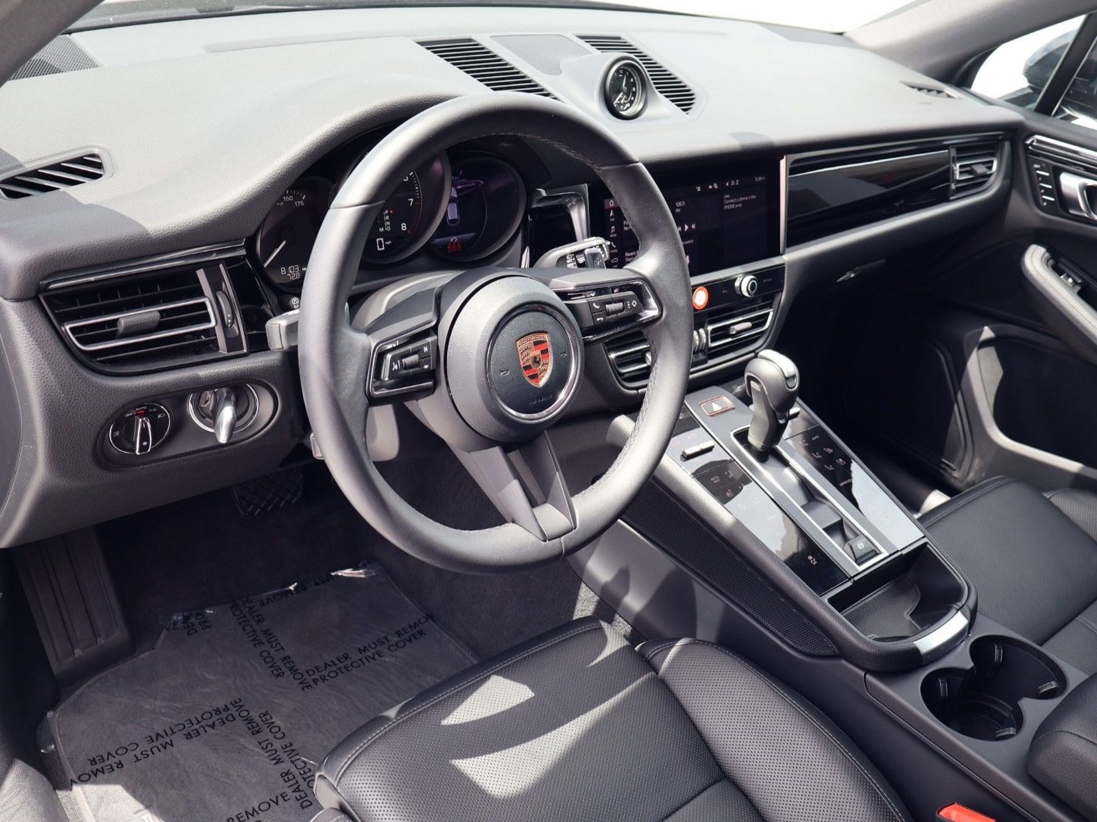 Certified 2026 Porsche Macan AWD/4WD image 4