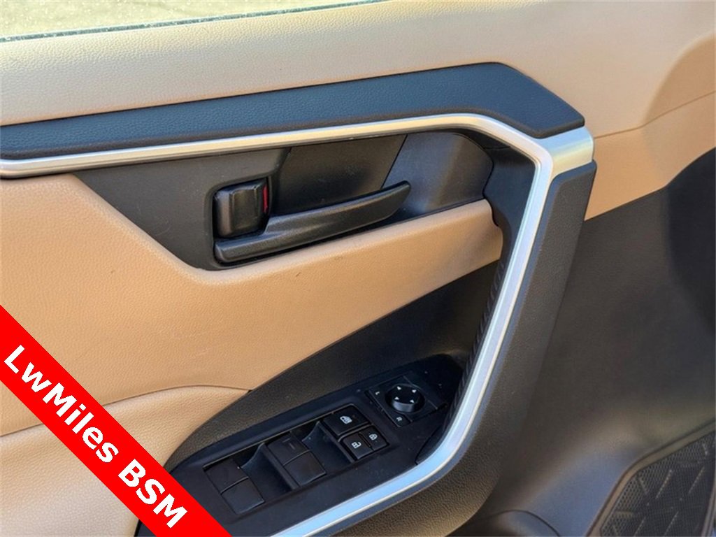 Used 2021 Toyota RAV4 LE image 18