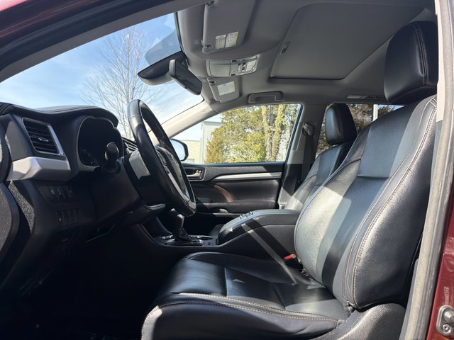 Used 2017 Toyota Highlander XLE image 11