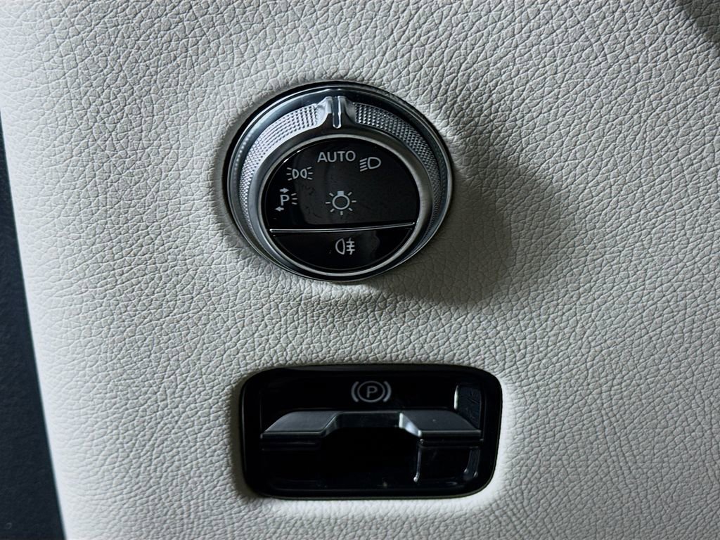 Used 2024 Mercedes-Benz GLC 300 4MATIC image 10