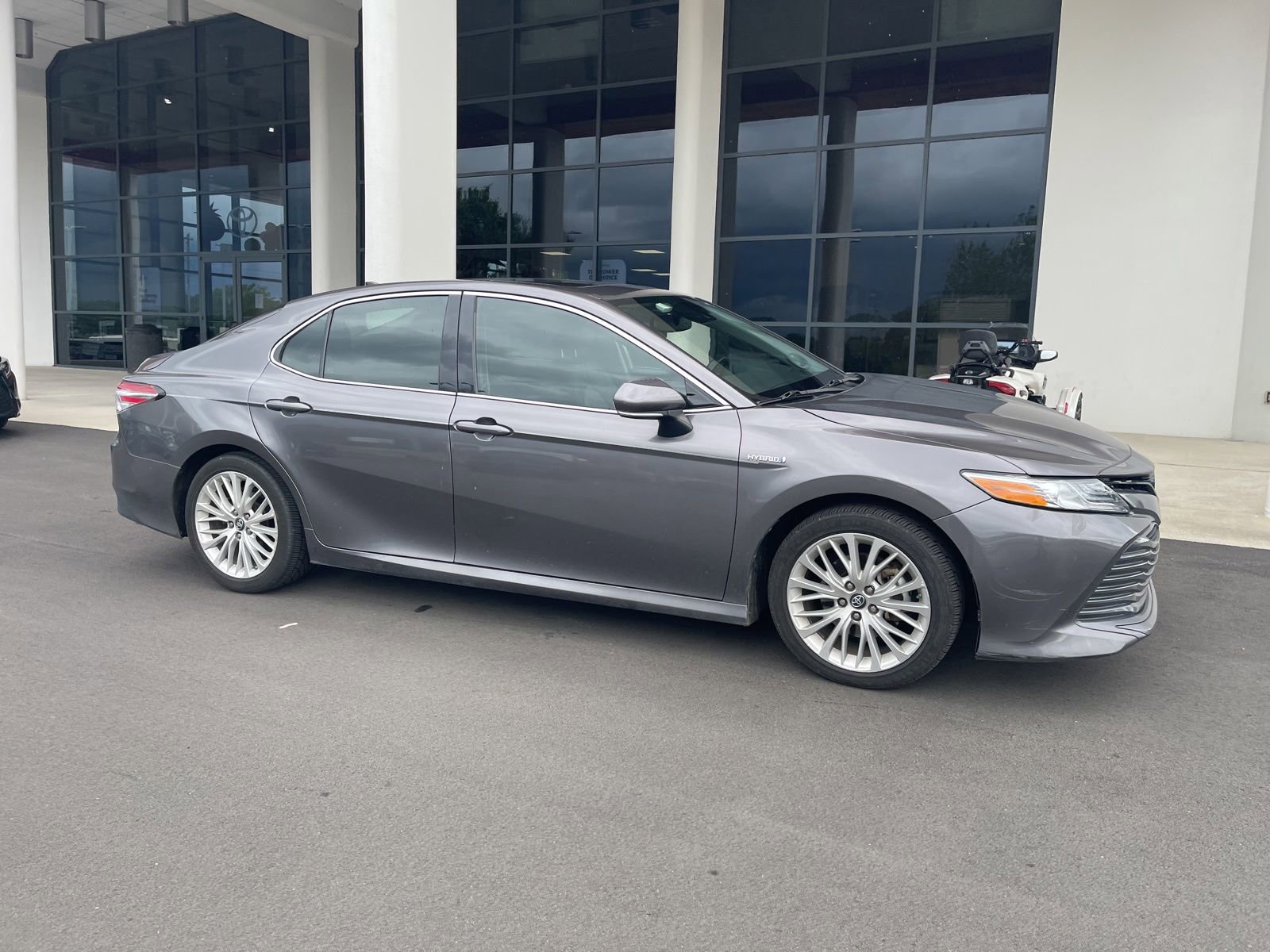 Used 2019 Toyota Camry XLE w/ Sunroof Package FWD image 4