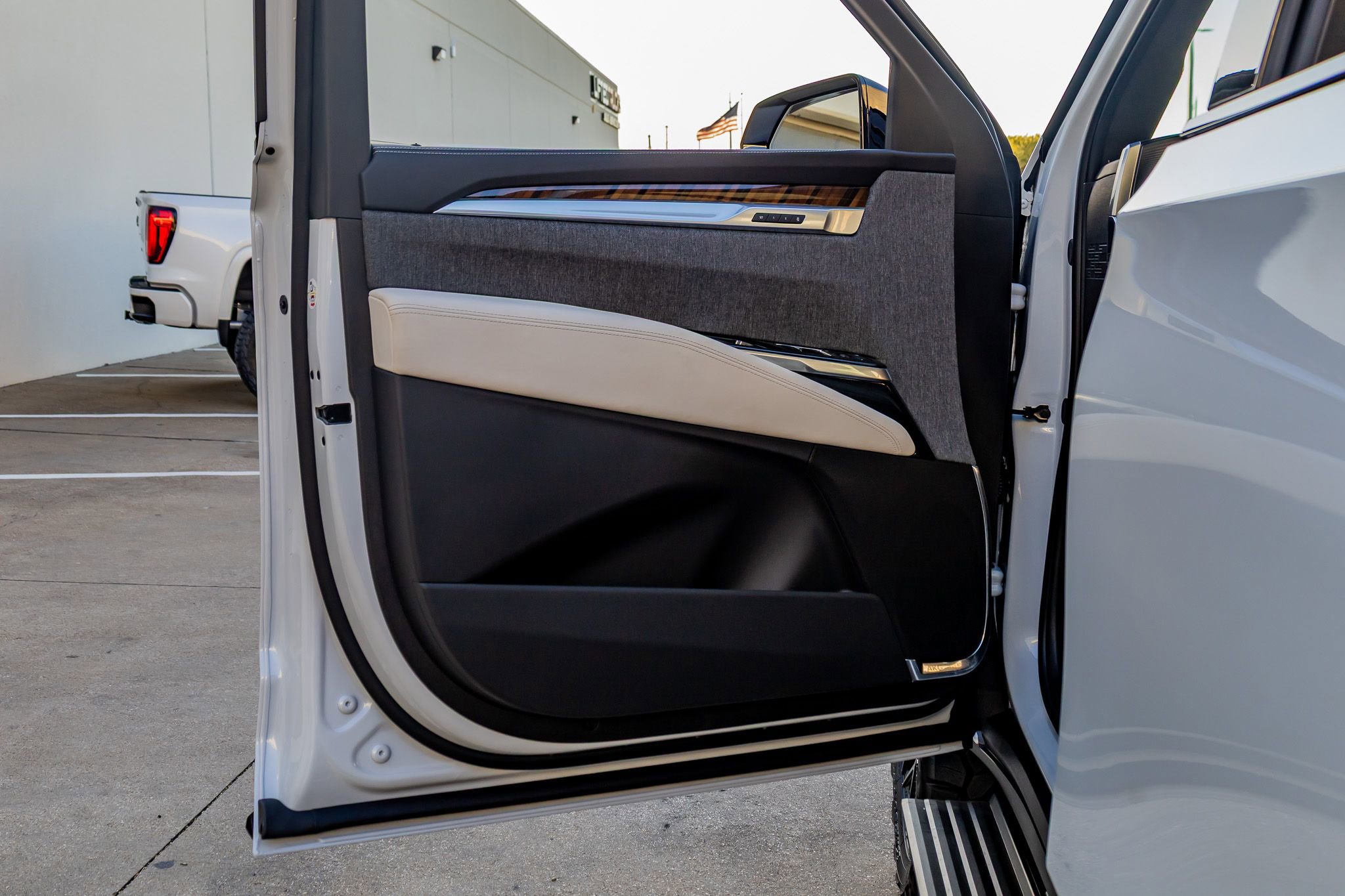 Used 2026 Cadillac Escalade Platinum Sport w/ LPO, ONYX Package image 36