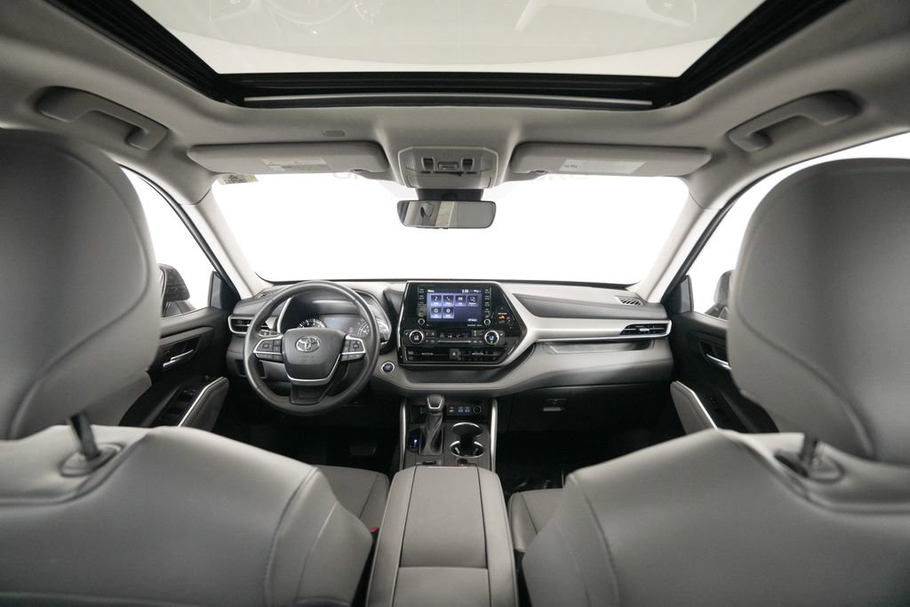Used 2022 Toyota Highlander XLE AWD/4WD image 15