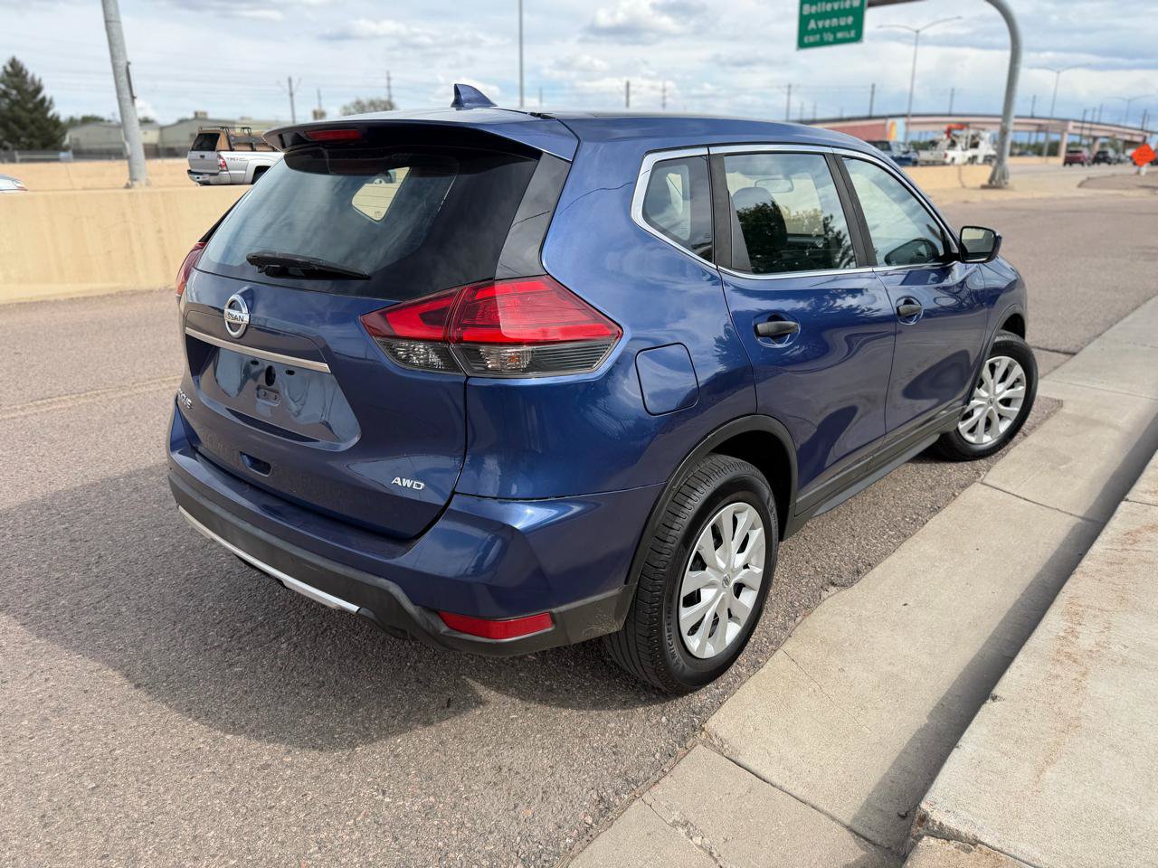 Used 2017 Nissan Rogue S AWD/4WD image 4