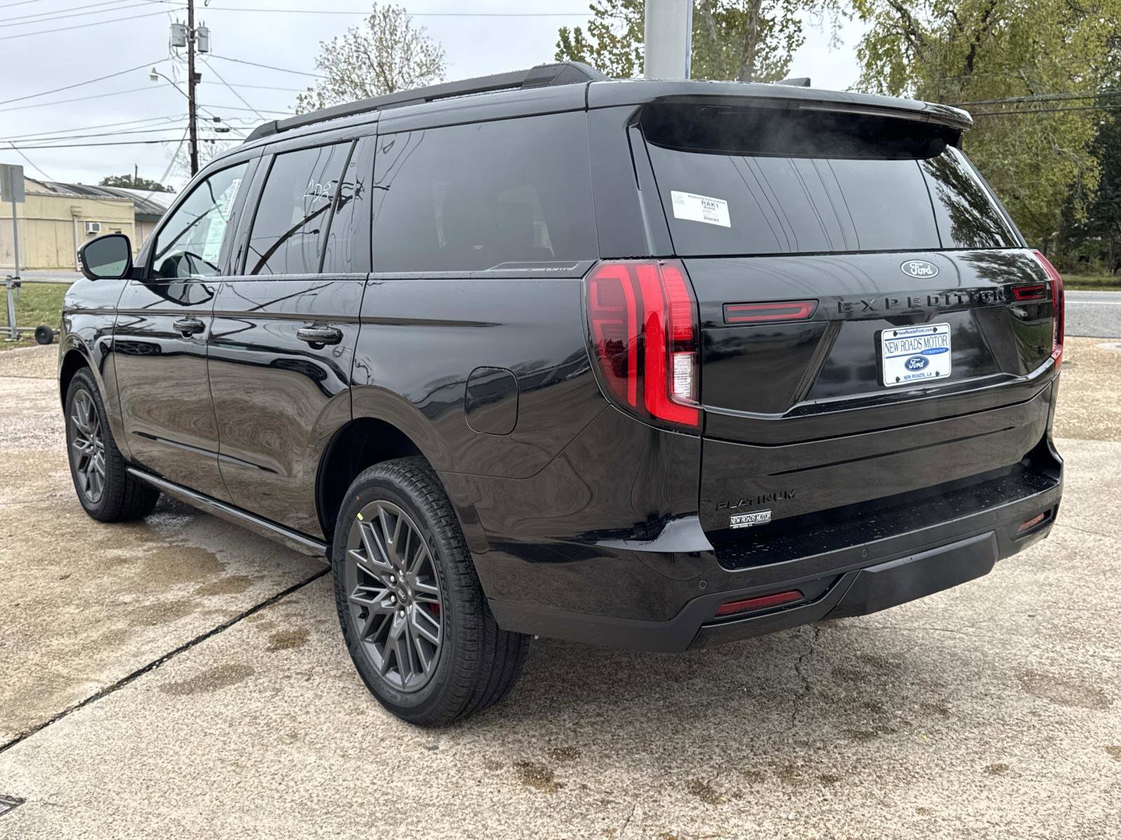 New 2025 Ford Expedition Platinum w/ Stealth Performance Package image 4