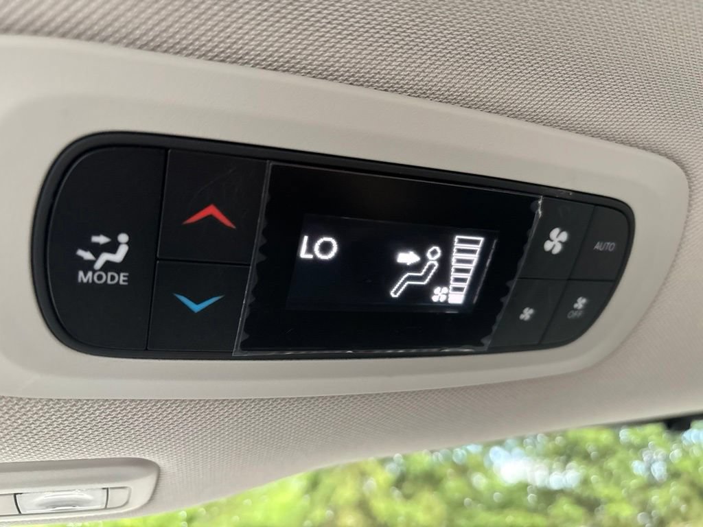 Used 2023 Chrysler Pacifica Limited AWD/4WD image 17