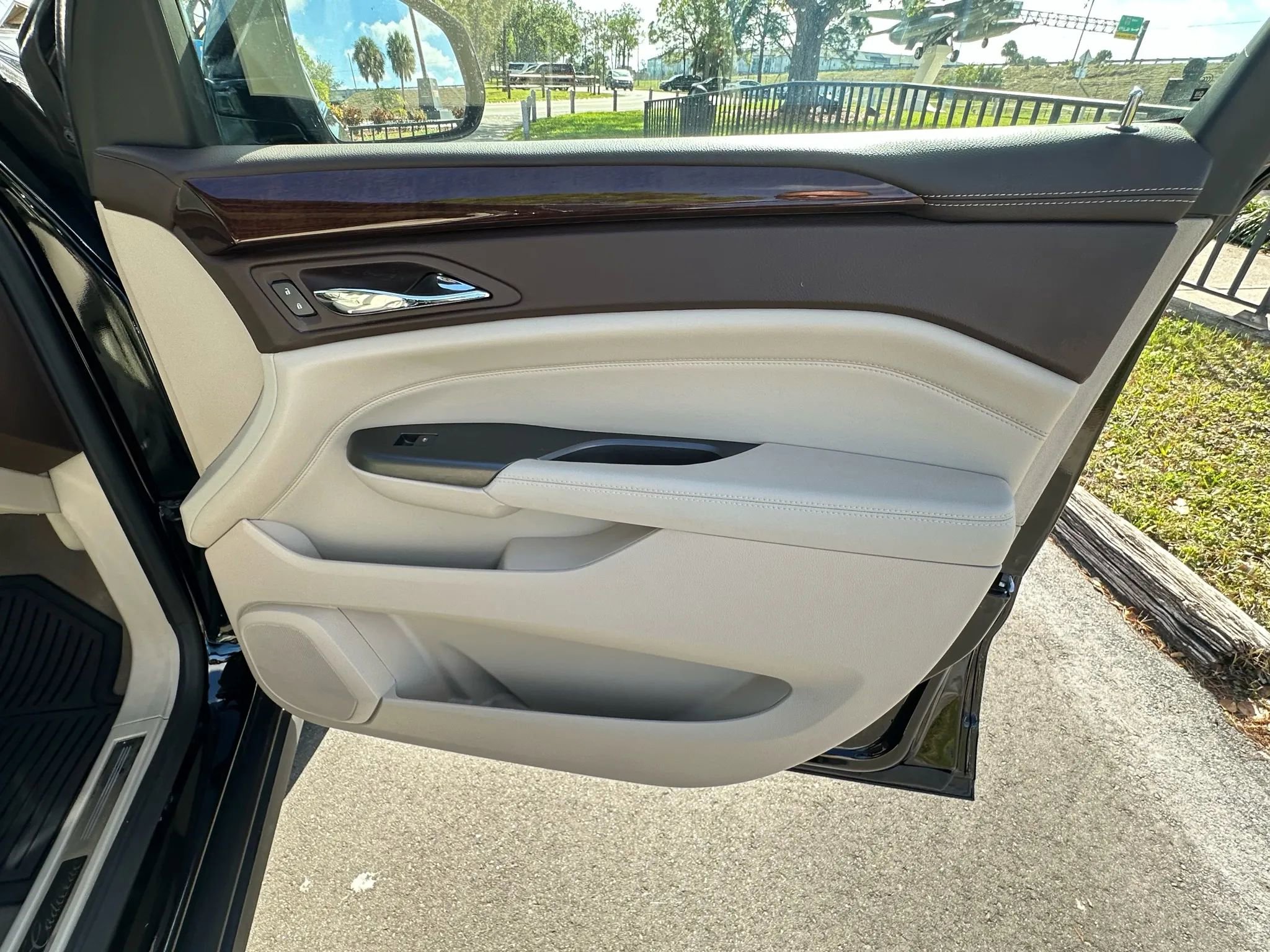 Used 2012 Cadillac SRX Luxury FWD image 25