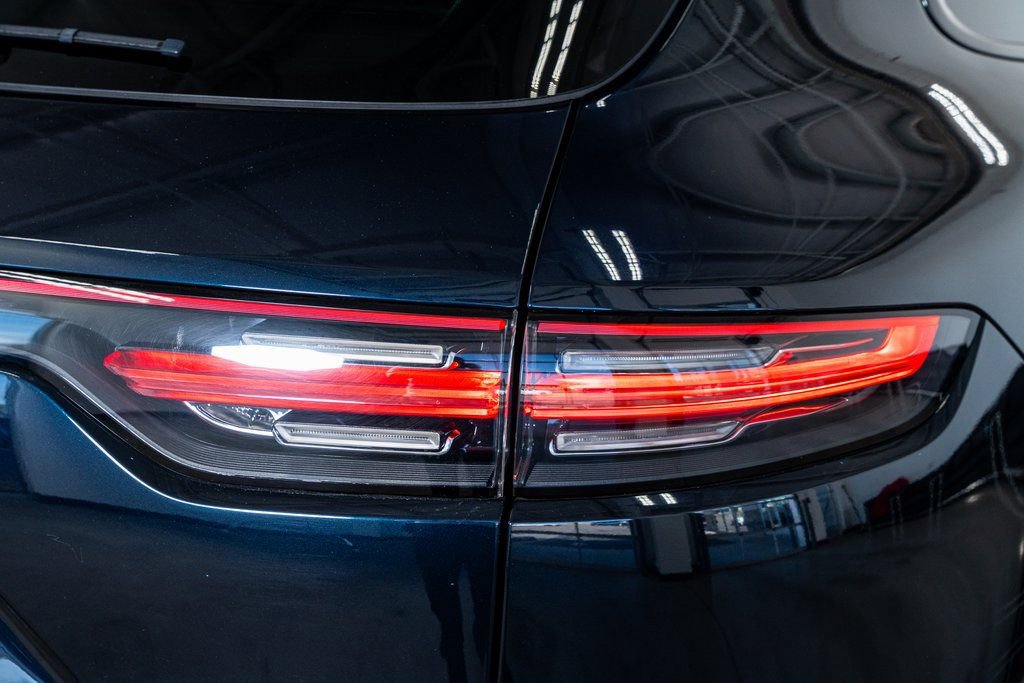 Used 2022 Porsche Cayenne Platinum Edition image 28