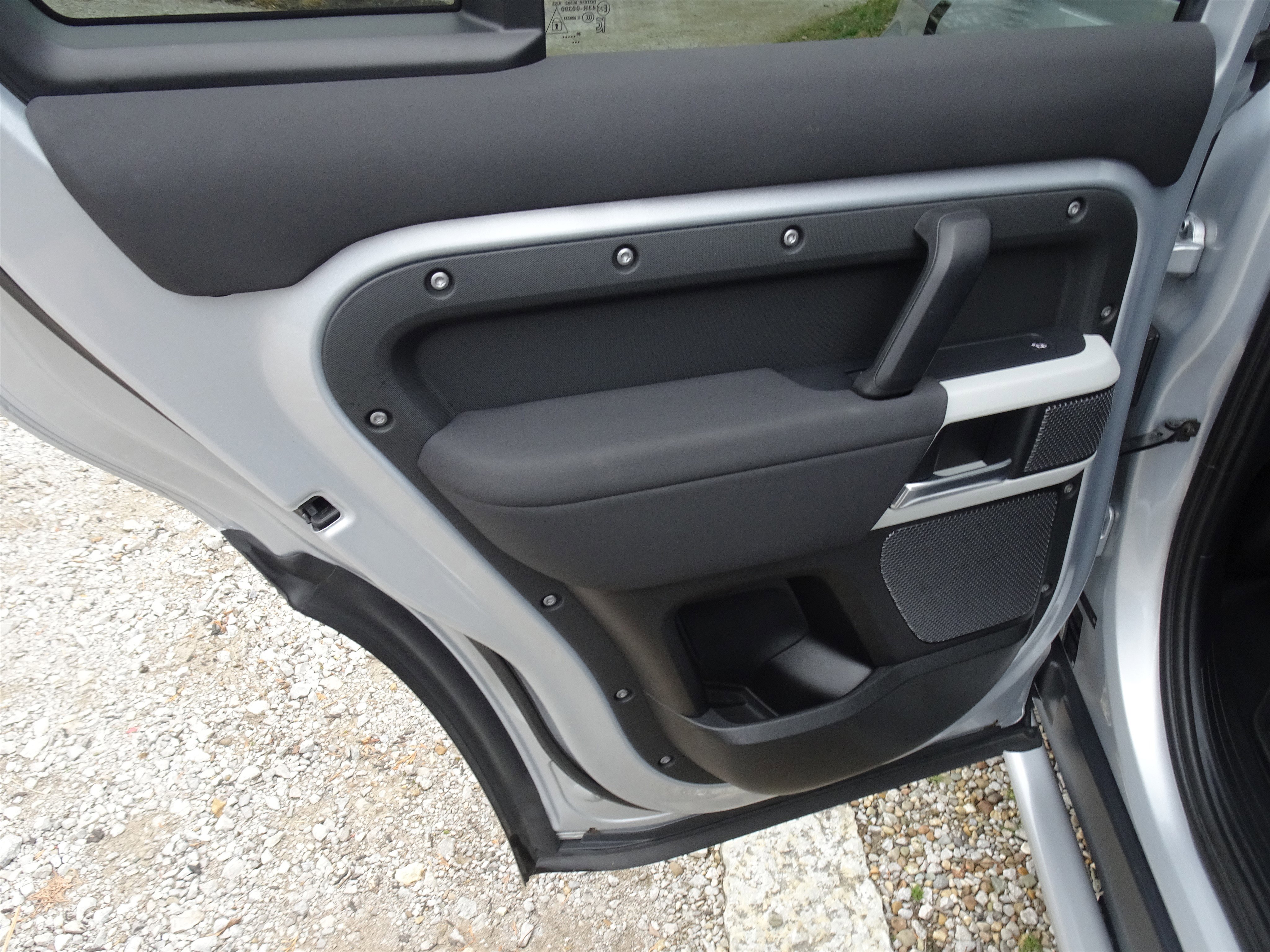 Used 2020 Land Rover Defender 110 SE image 21