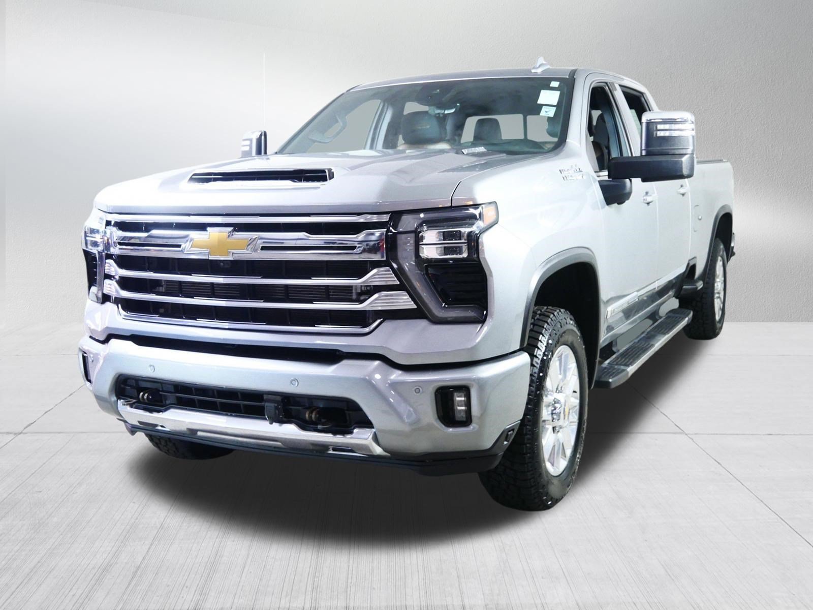 Used 2024 Chevrolet Silverado 2500 High Country w/ High Country Premium Package AWD/4WD image 3