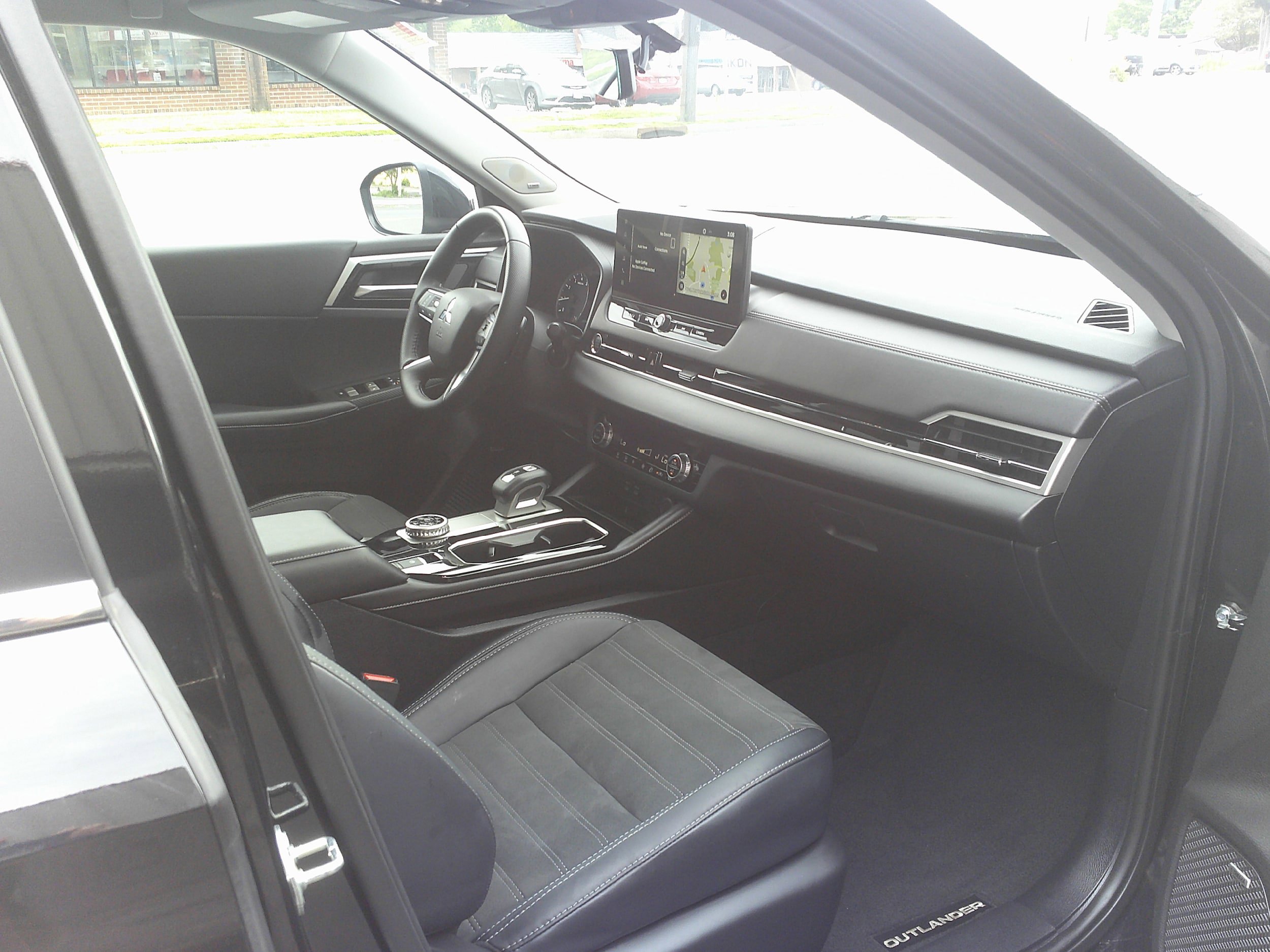 Used 2025 Mitsubishi Outlander AWD image 38