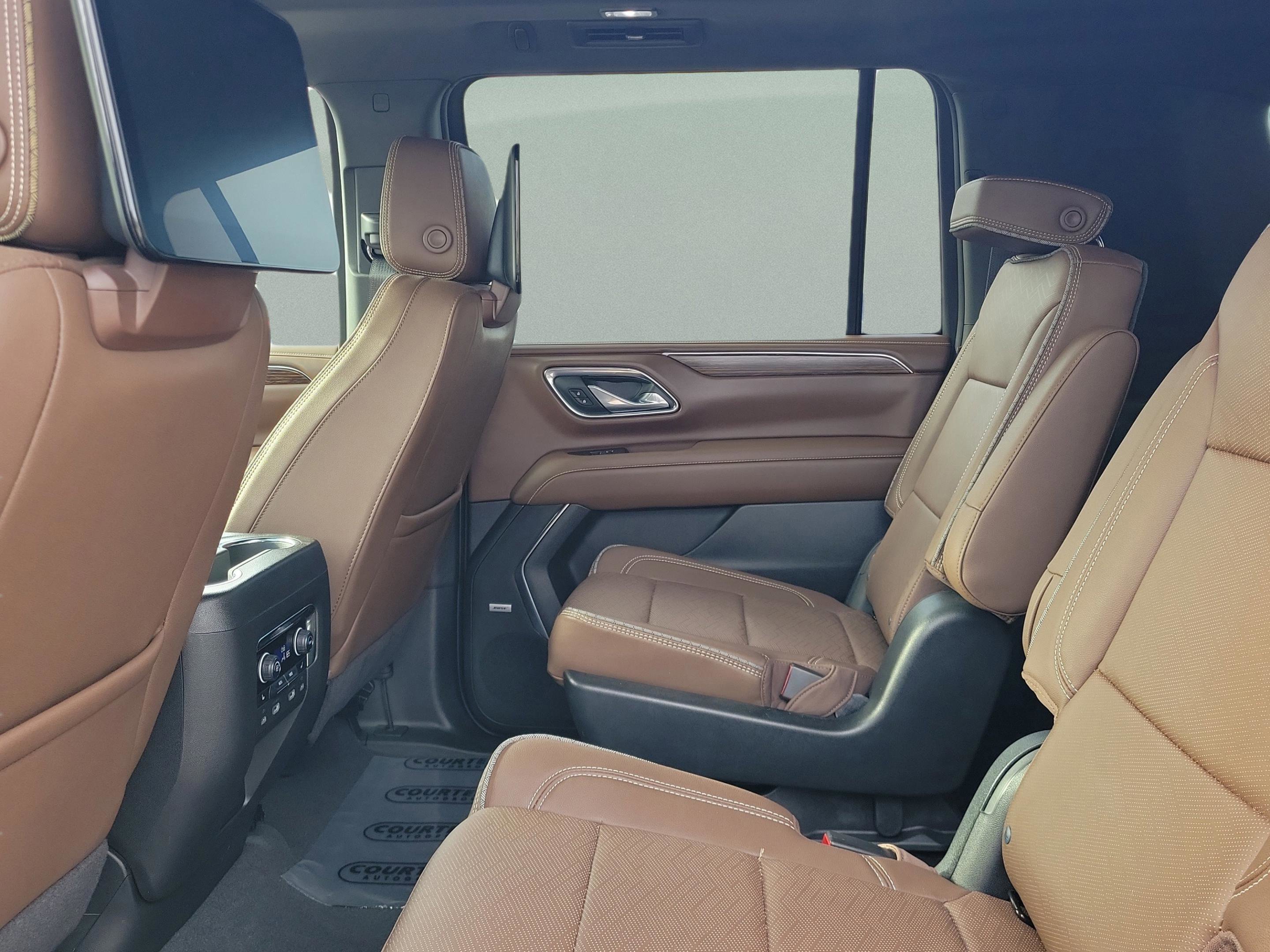 Used 2023 Chevrolet Suburban High Country image 14