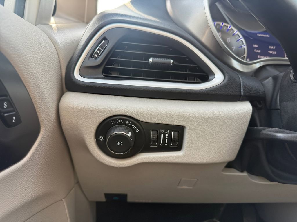 Used 2024 Chrysler Pacifica Touring-L image 22