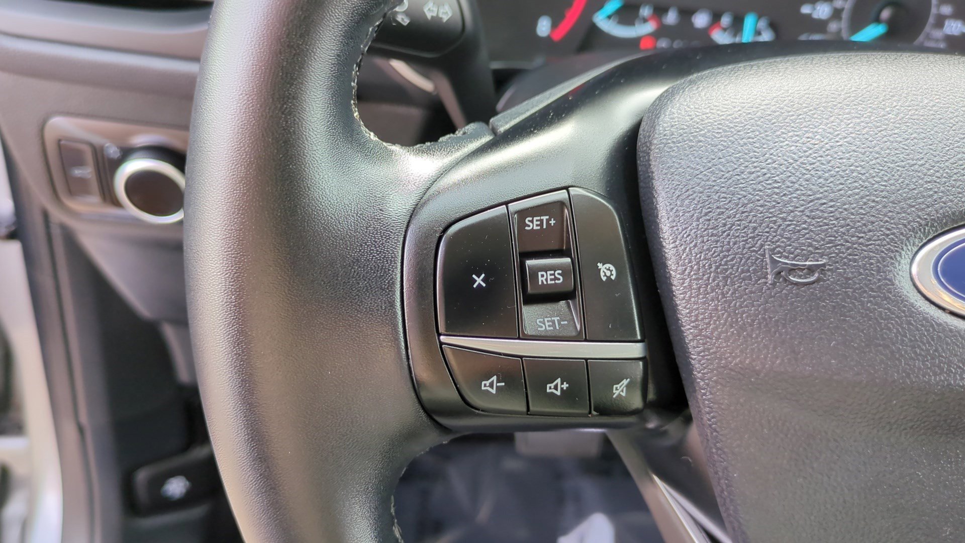 Used 2022 Ford Escape SE w/ SE Sport Appearance Package image 16