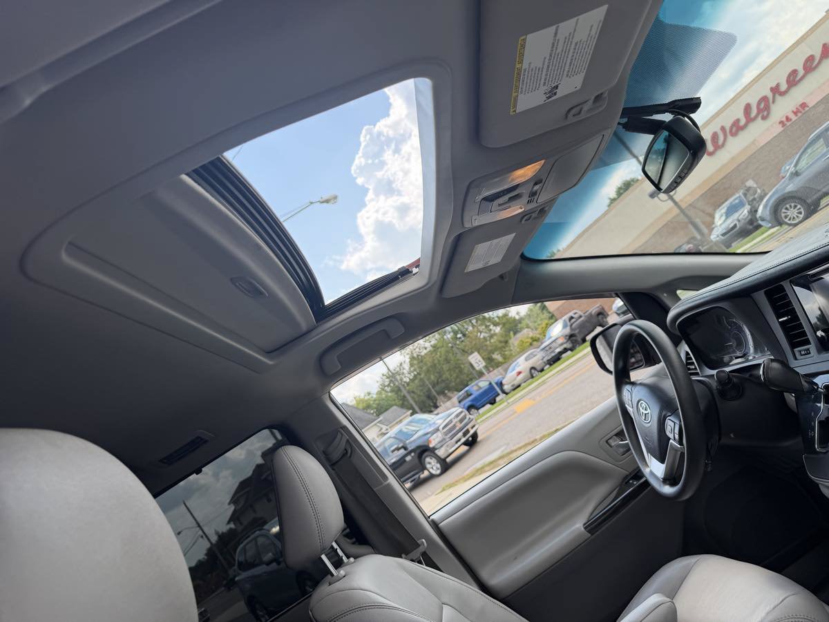 Used 2017 Toyota Sienna XLE AWD/4WD image 21