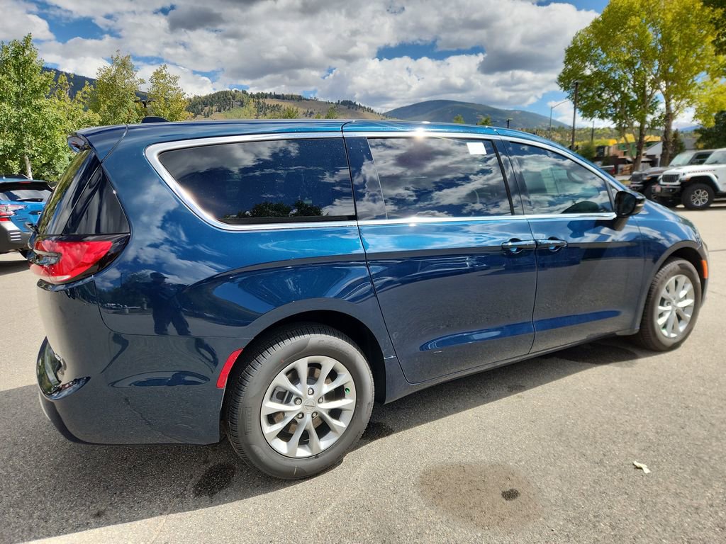 New 2025 Chrysler Pacifica Select w/ Uconnect Theater Family Group image 5