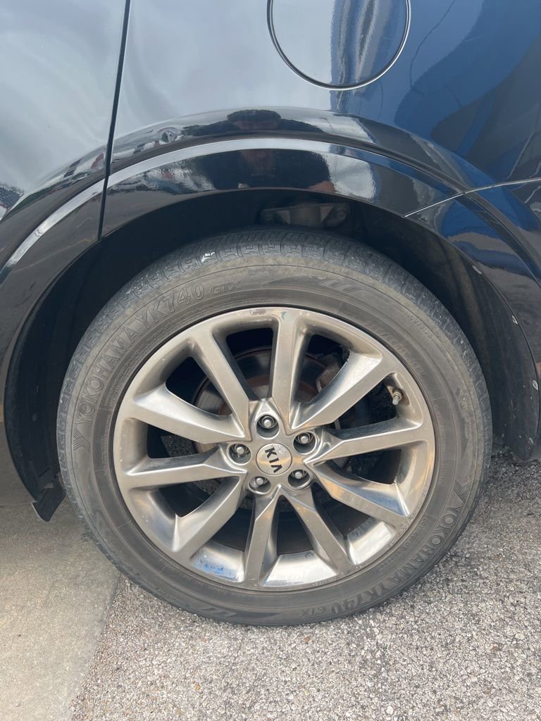 Used 2017 Kia Sorento SX image 12