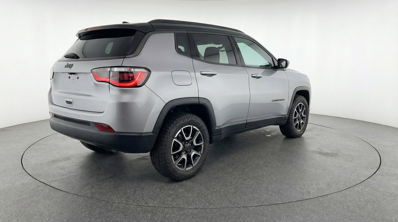 Used 2025 Jeep Compass Trailhawk AWD/4WD image 9