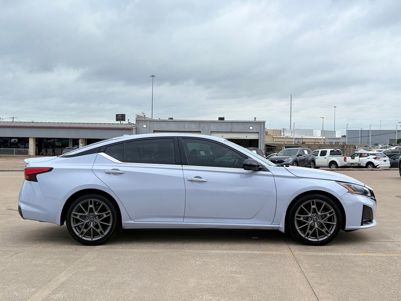 Used 2023 Nissan Altima 2.0 SR FWD image 7