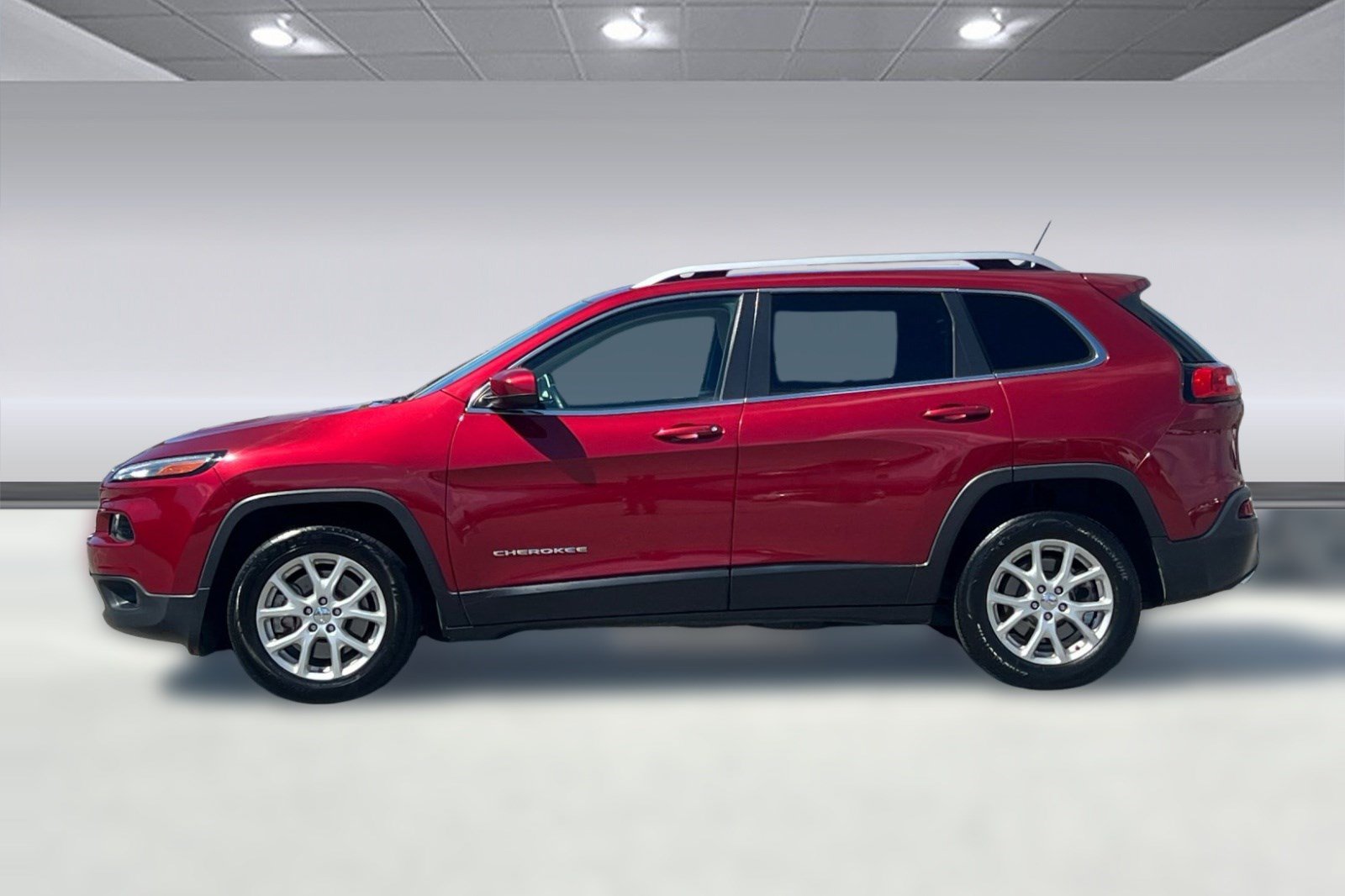 Used 2015 Jeep Cherokee Latitude w/ Comfort/Convenience Group FWD image 2