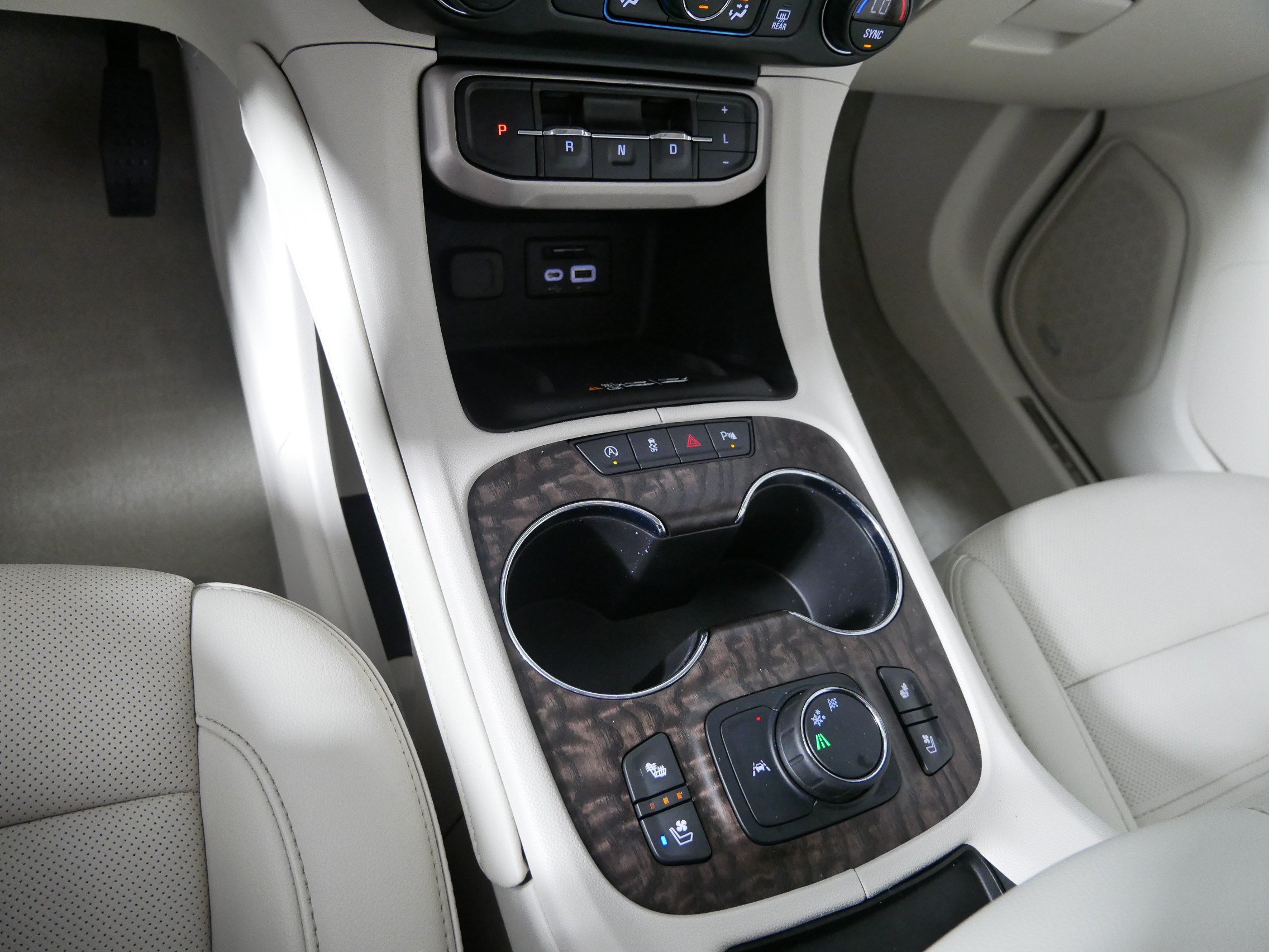 Used 2022 GMC Acadia Denali w/ Denali Ultimate Package FWD image 24