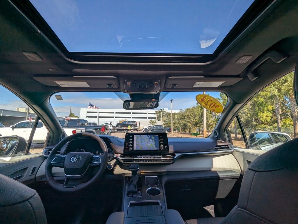 Certified 2024 Toyota Sienna Platinum image 4