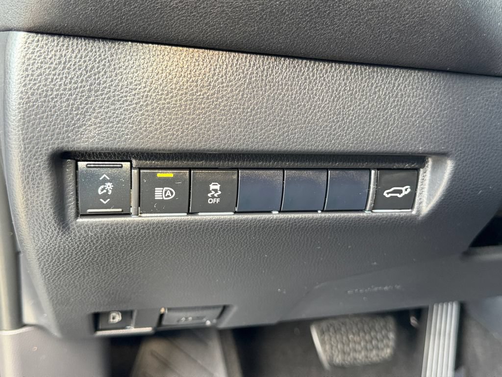 Used 2021 Toyota Venza LE AWD/4WD image 29
