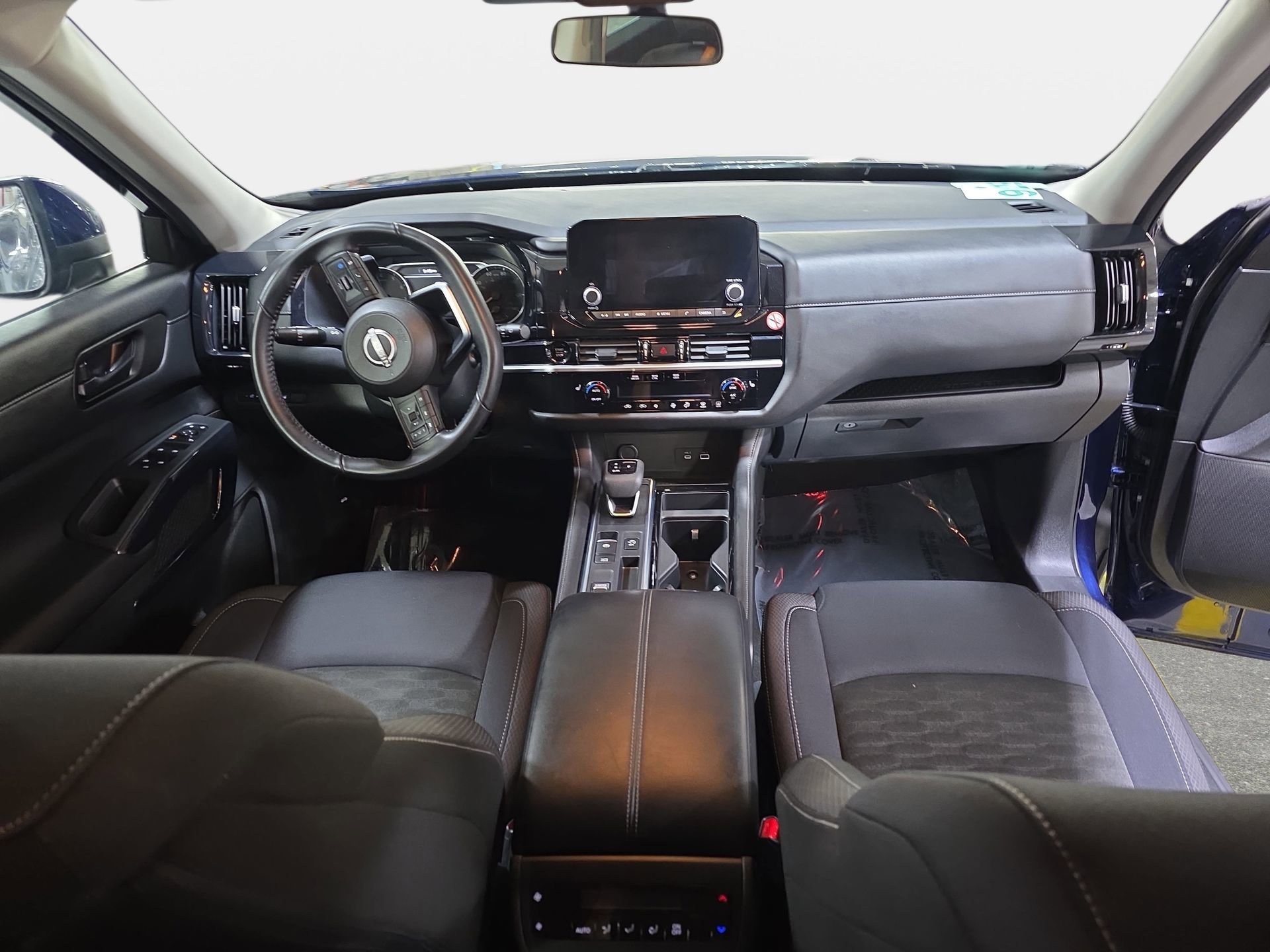 Used 2025 Nissan Pathfinder SV FWD image 9