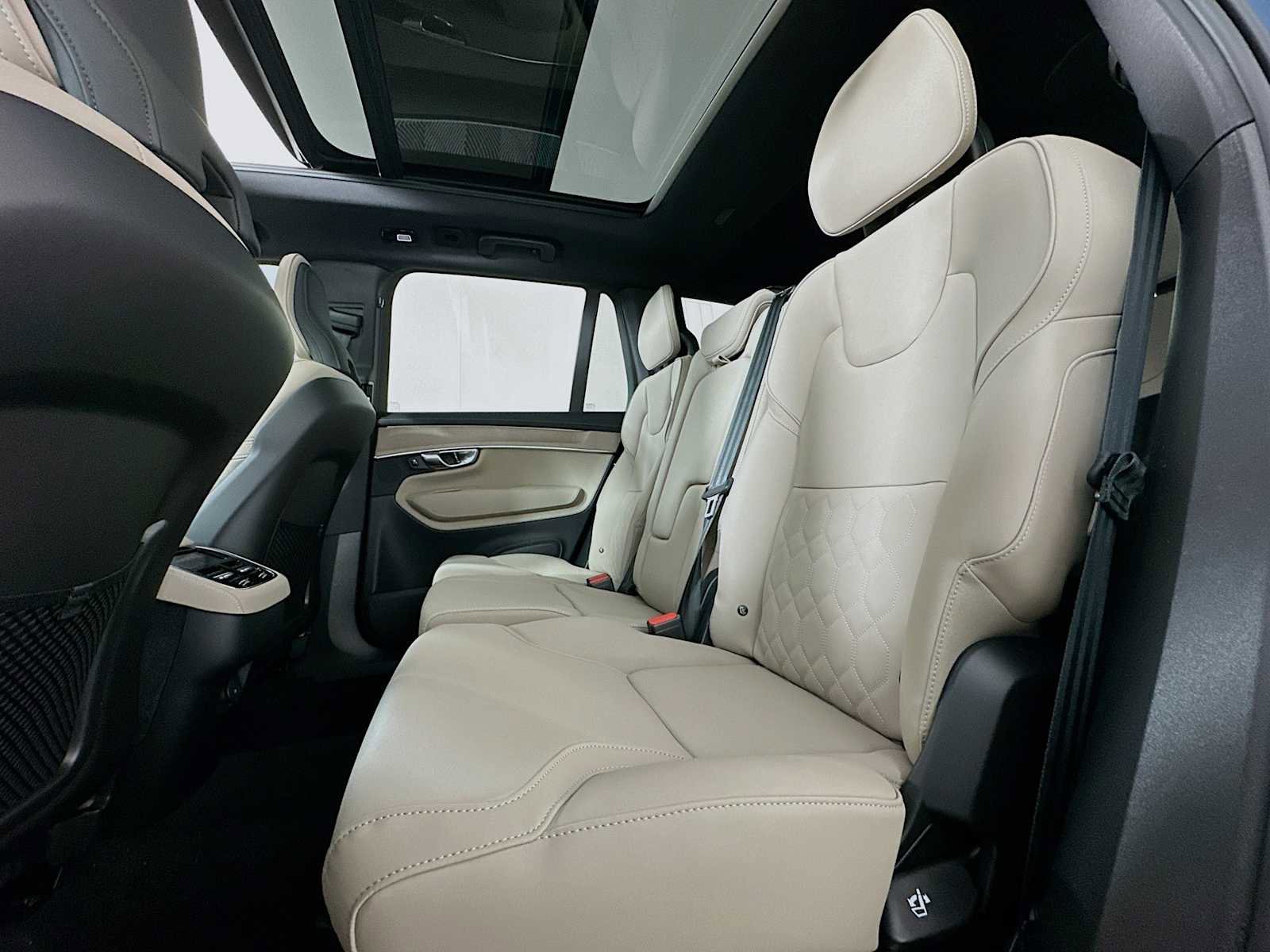 New 2026 Volvo XC90 B6 Plus w/ Protection Package Premier image 22