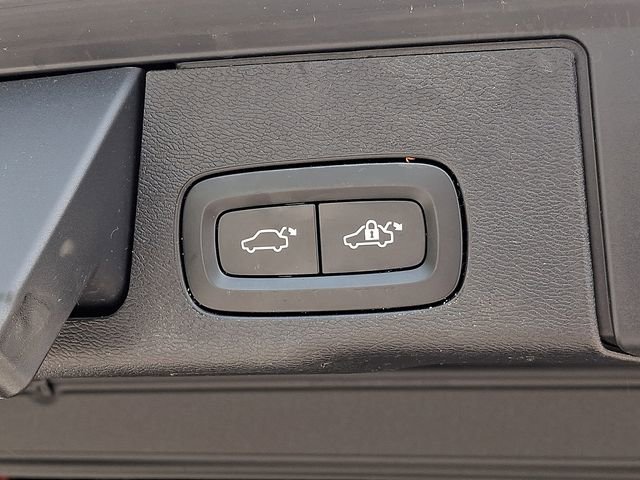 Used 2022 Volvo XC60 T8 R-Design w/ Protection Package Premier image 34