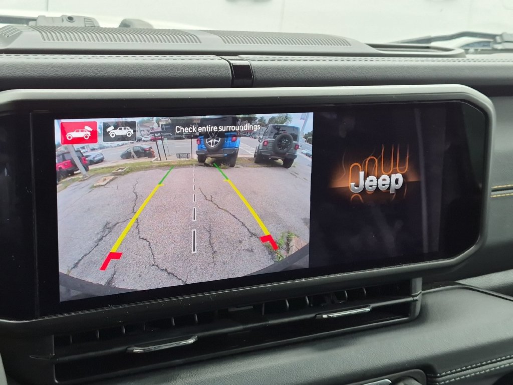 Used 2024 Jeep Wrangler Unlimited Sahara w/ Technology Group AWD/4WD image 15