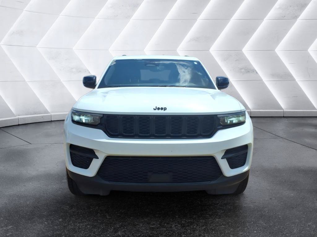 Used 2024 Jeep Grand Cherokee Altitude RWD image 8