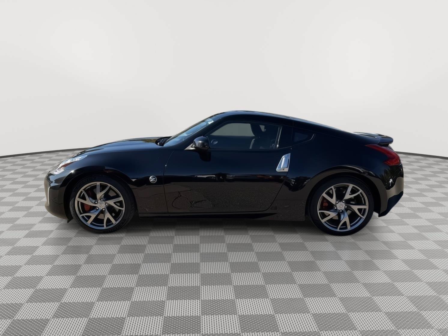 Used 2017 Nissan 370Z Coupe RWD image 4