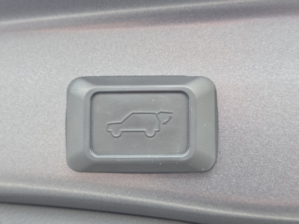 Used 2022 Toyota RAV4 Limited AWD/4WD image 26