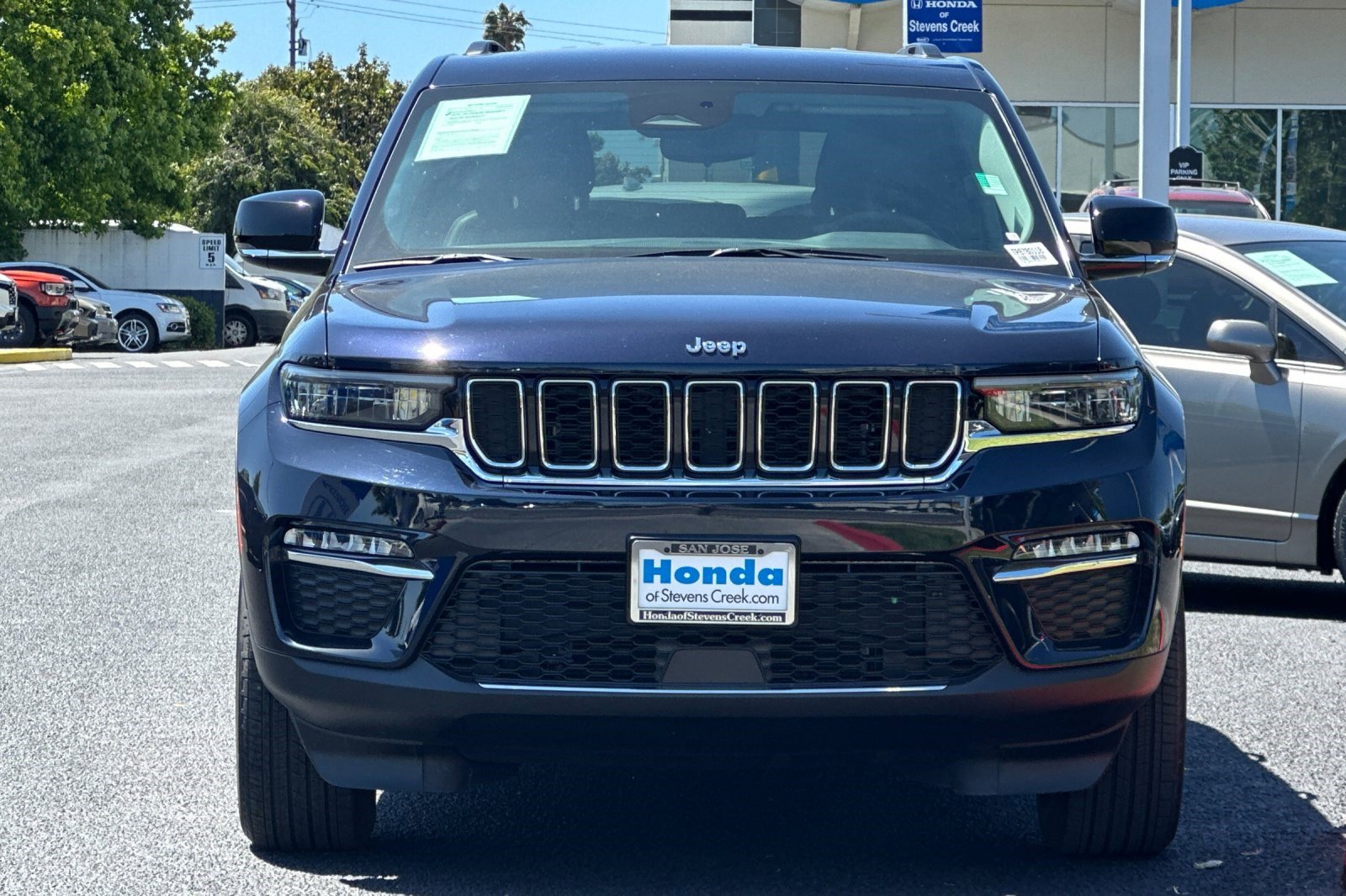 Used 2023 Jeep Grand Cherokee Limited w/ Trailer Tow Prep Group (B) AWD/4WD image 5