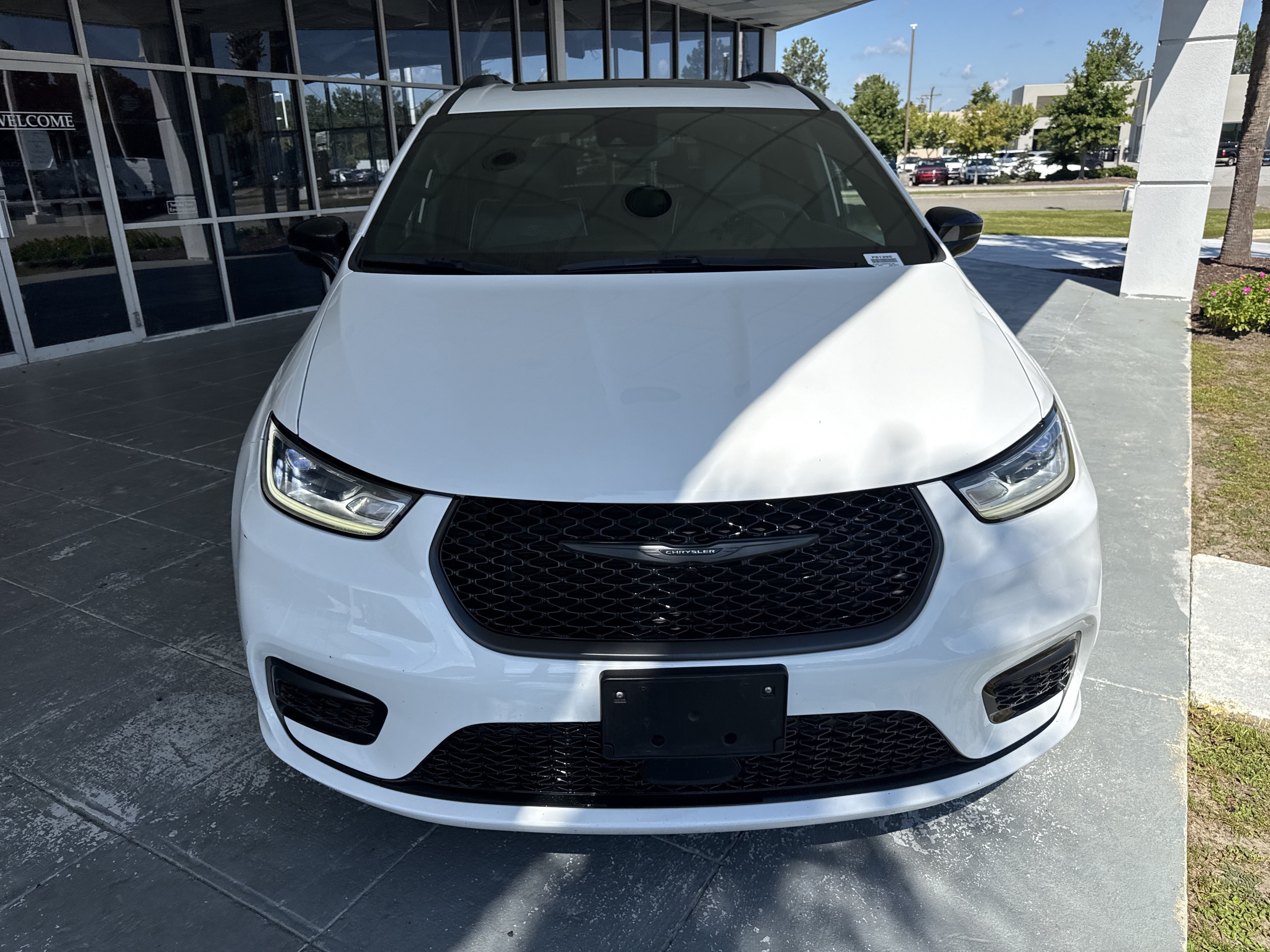 Used 2025 Chrysler Pacifica Limited FWD image 3