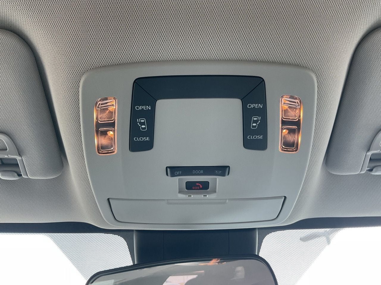 Used 2025 Toyota Sienna LE FWD image 19