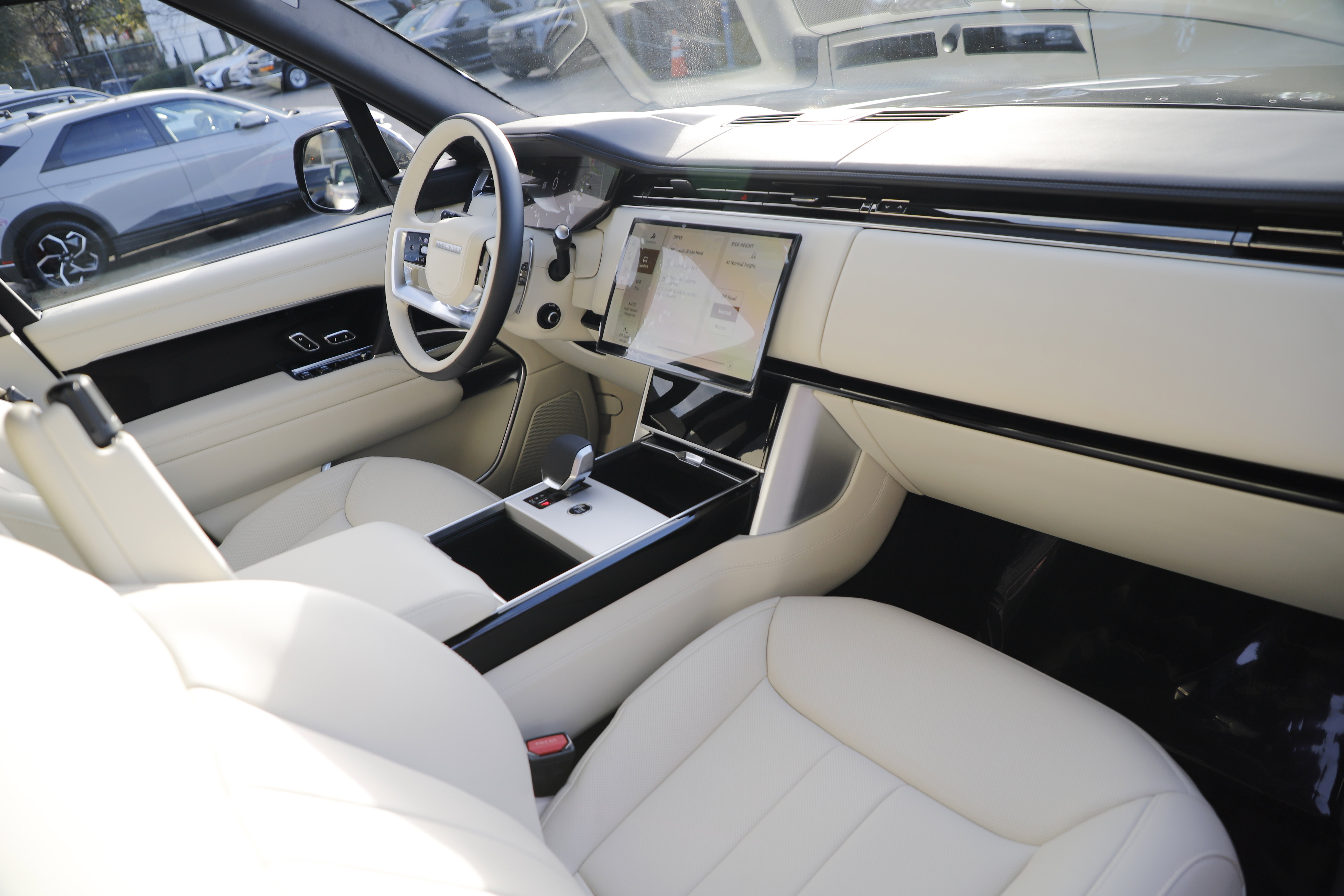New 2026 Land Rover Range Rover SE AWD/4WD image 9