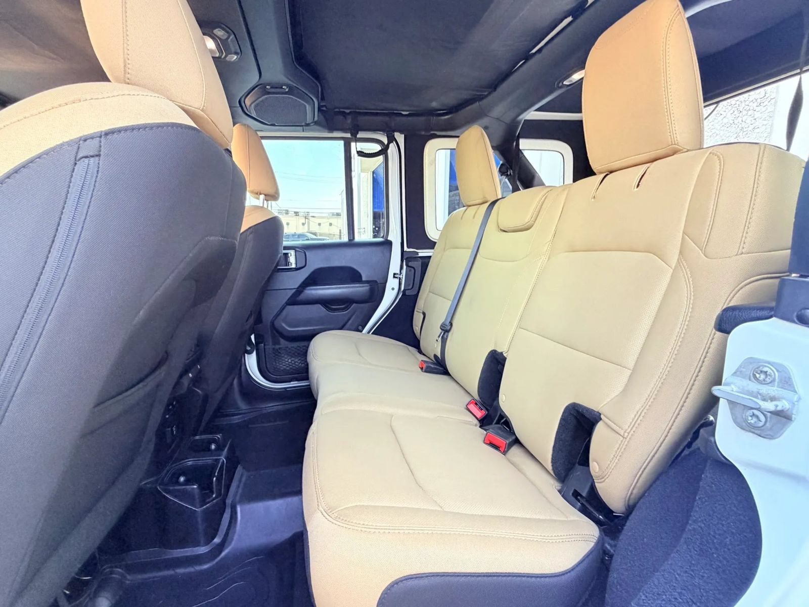 Used 2018 Jeep Wrangler Unlimited Sahara AWD/4WD image 17