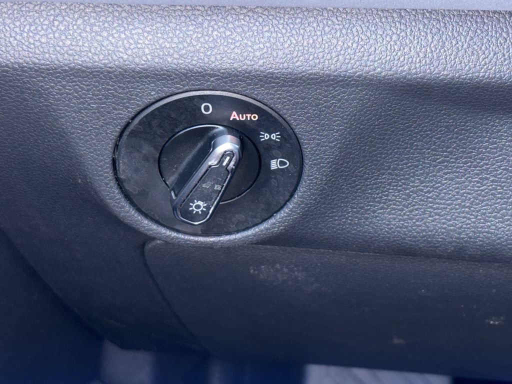 Used 2025 Volkswagen Jetta SE FWD image 12
