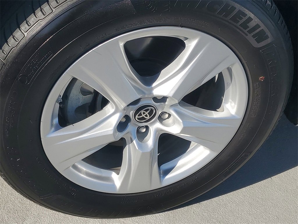 Used 2023 Toyota Highlander LE image 5