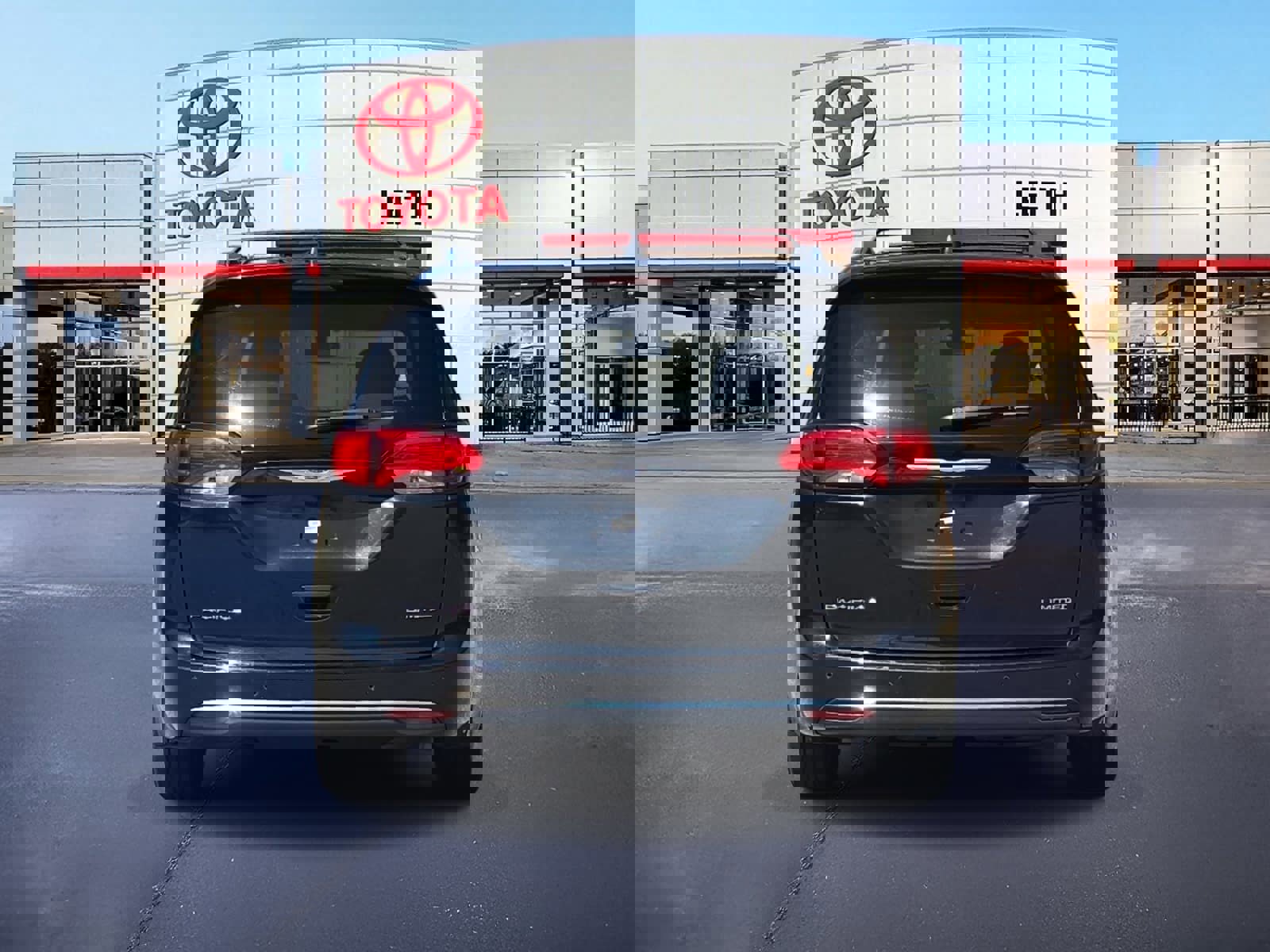 Used 2020 Chrysler Pacifica Limited image 6